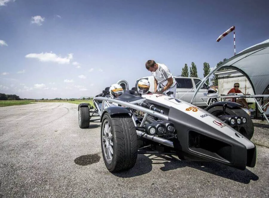 Závodní den - formule F4 vs. Ariel Atom