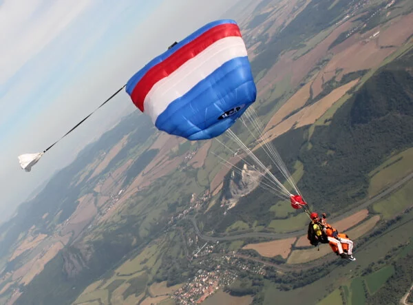 Tandemový seskok ze 4000 metrů