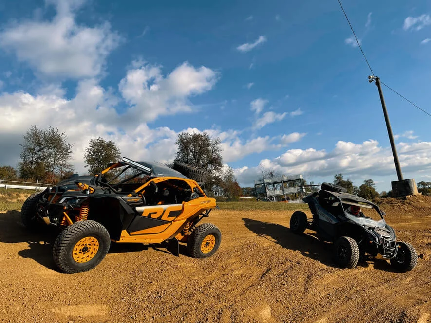 Řidičem dakarské buggy Can-Am Maverick