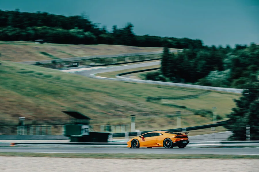 Jízda v Lamborghini na polygonu Brno - 2 kola