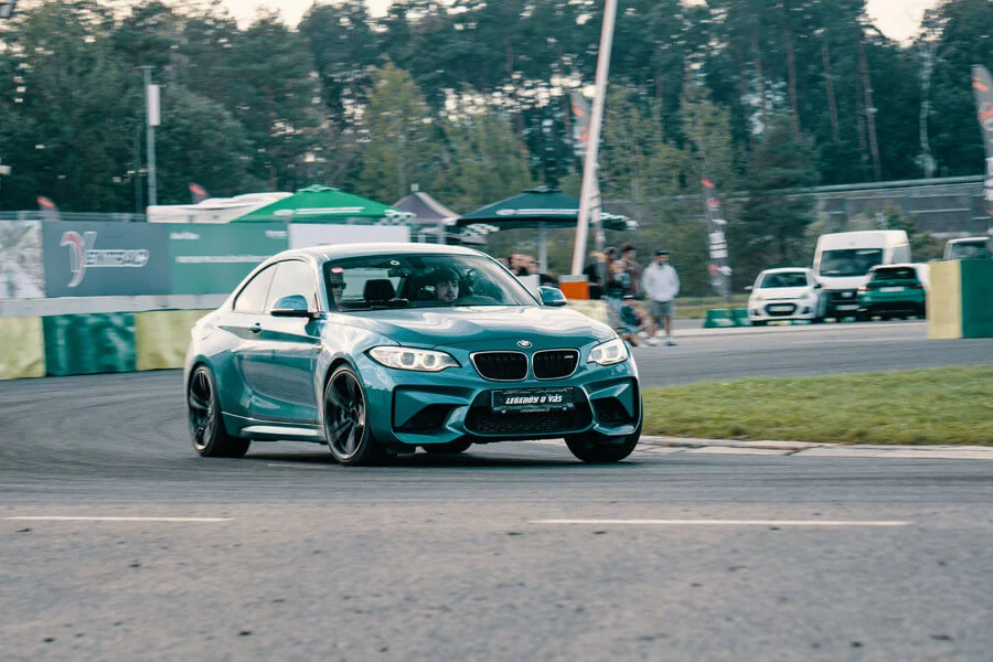 Zážitková jízda na závodním okruhu v BMW