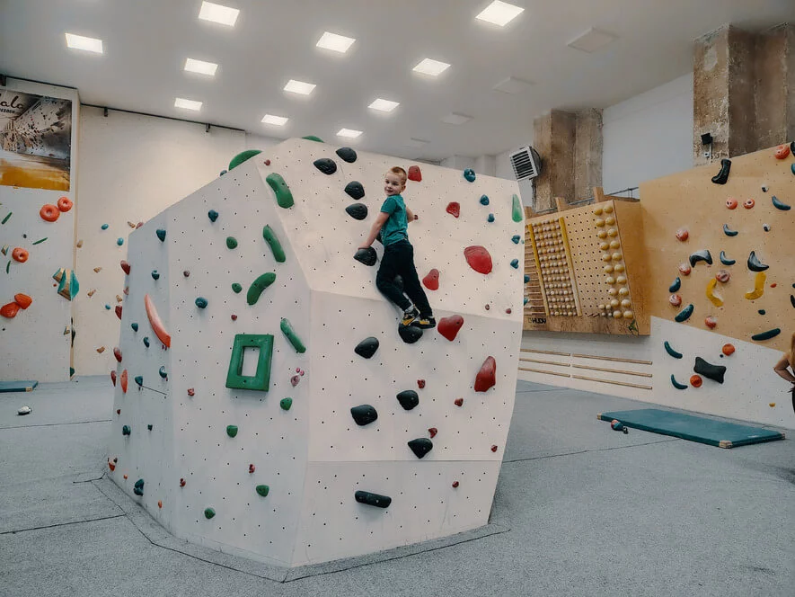 Kurz boulderingu na umělé stěně