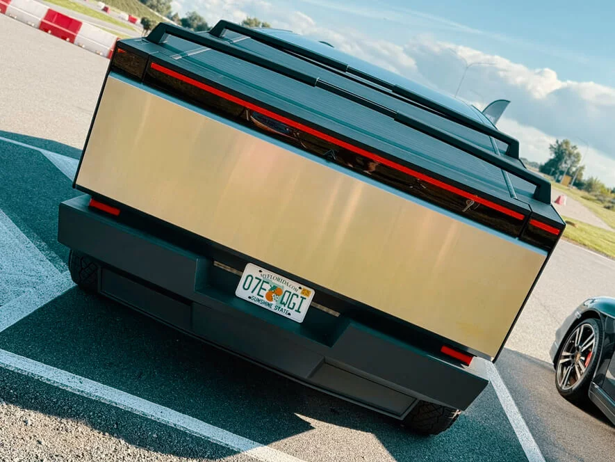 Jízda v Tesla Cybertruck na polygonu v Hradci Králové