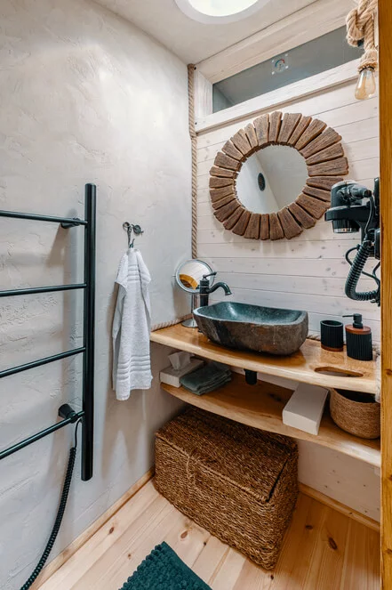 Glampingový pobyt v hobitím domku s vířivkou