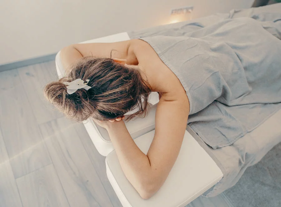 Čtyřruká masáž lávovými kameny