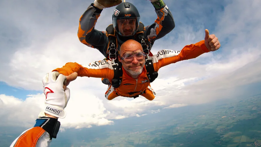 Tandemový seskok ve Vyškově ze 4200m