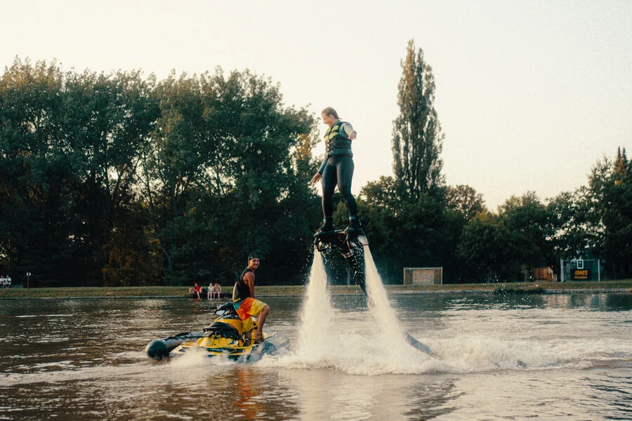 Flyboarding s nejlepším flyboardistou Evropy - základní a pokročilé triky