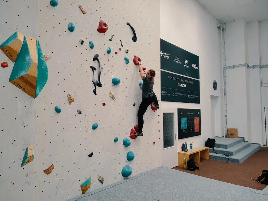 Kurz boulderingu na umělé stěně