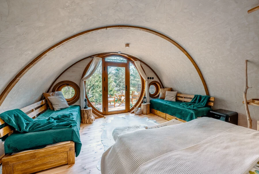 Glampingový pobyt v hobitím domku s vířivkou