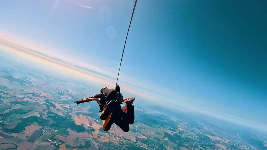 Tandemový seskok ze 3000 metrů v Mostě Tandemový seskok ze 3000 metrů v Mostě