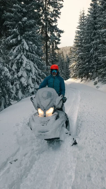 Jízda na sněžném skútru