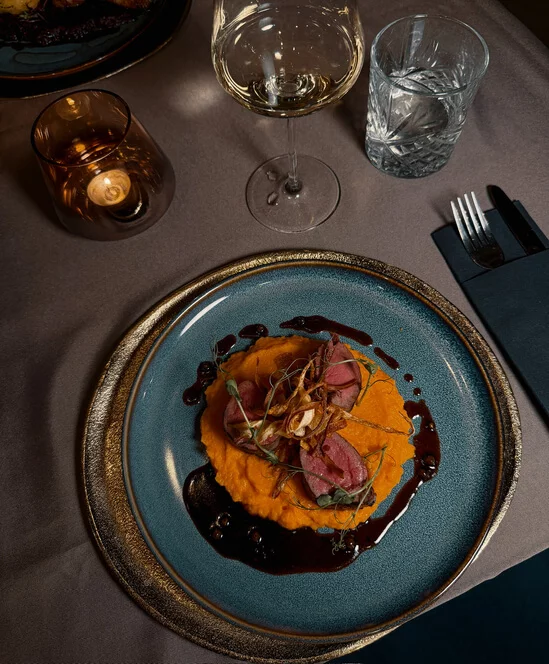 Degustační večeře v La Fabrica bistro s lahví vína