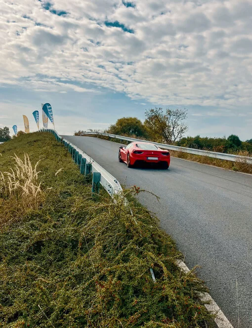 Jízda na polygonu s rally taxi a virtuální realitou