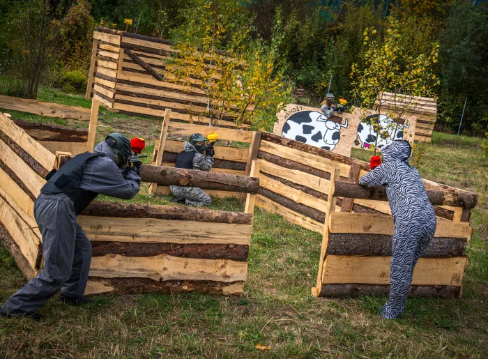 Paintballová hra pro šest hráčů