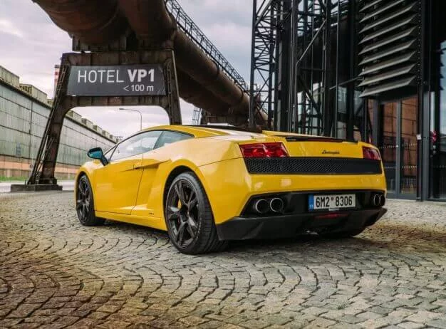 Lamborghini Gallardo LP560 vs. Ford Mustang GT 5.0