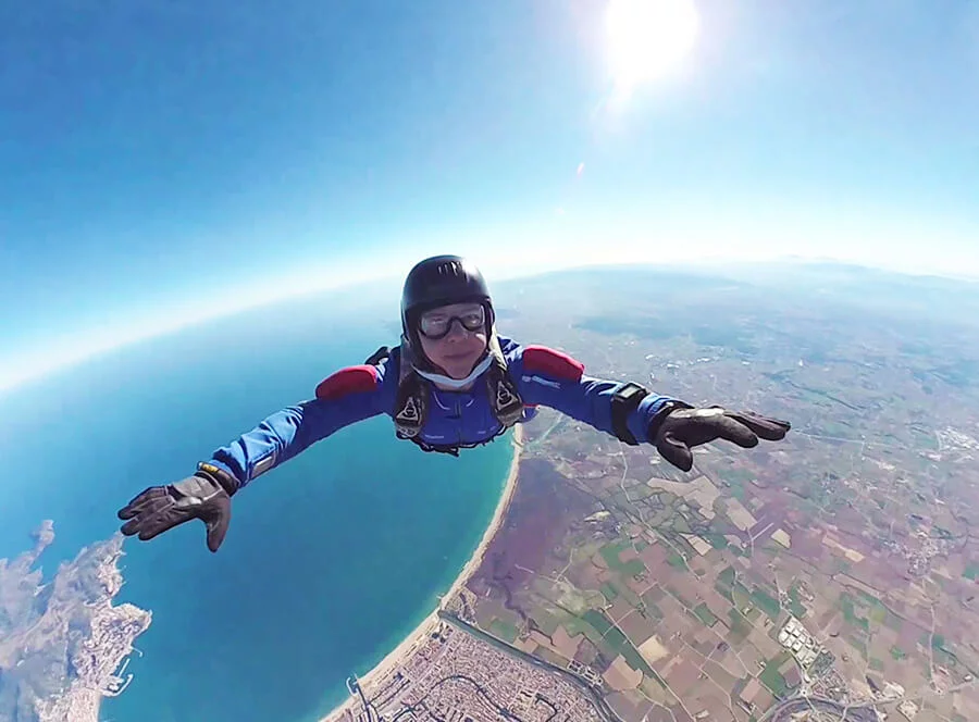Indoor skydiving s virtuální realitou