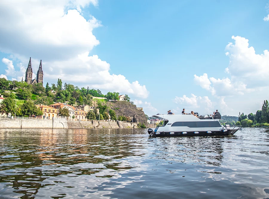 Pánská jízda na lodi - plavba po Vltavě