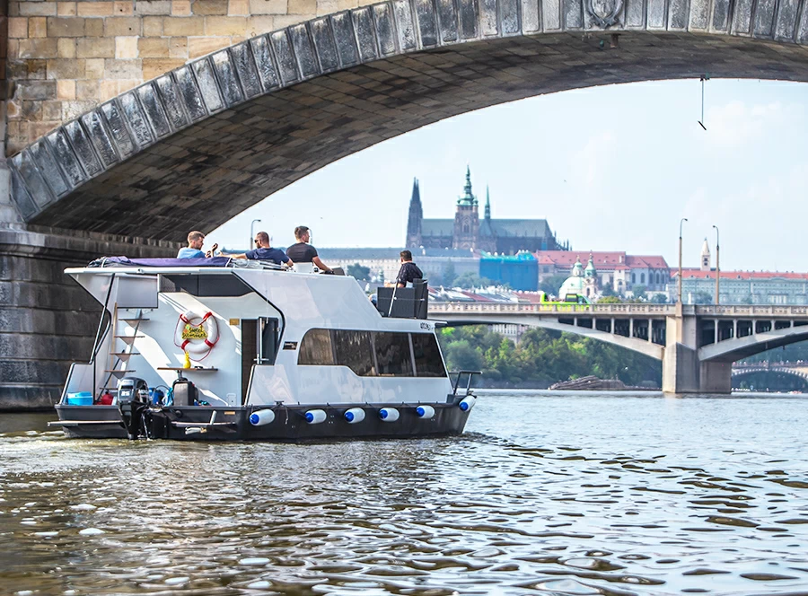 Pánská jízda na lodi - plavba po Vltavě