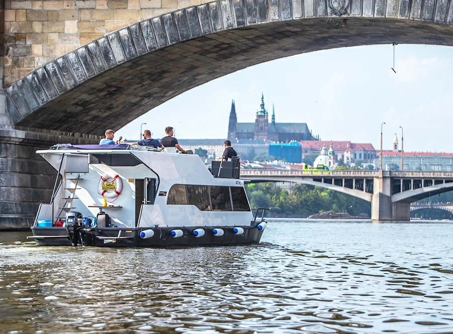 Dámská jízda na lodi - plavba po Vltavě