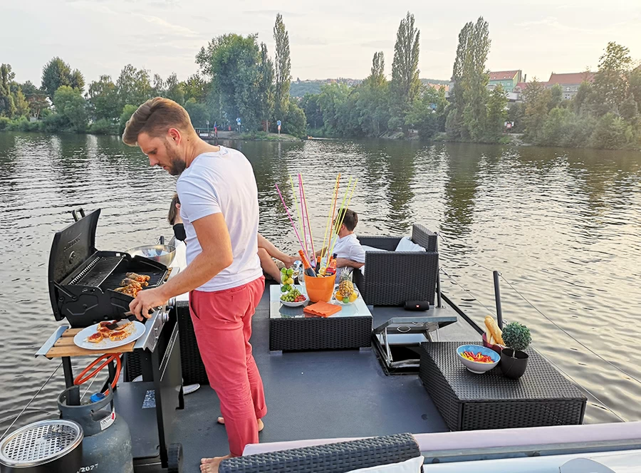 Dámská rozlučka se svobodou - plavba po Vltavě