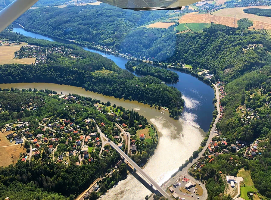 Vyhlídkový let nad Sázavou a meandry Vltavy