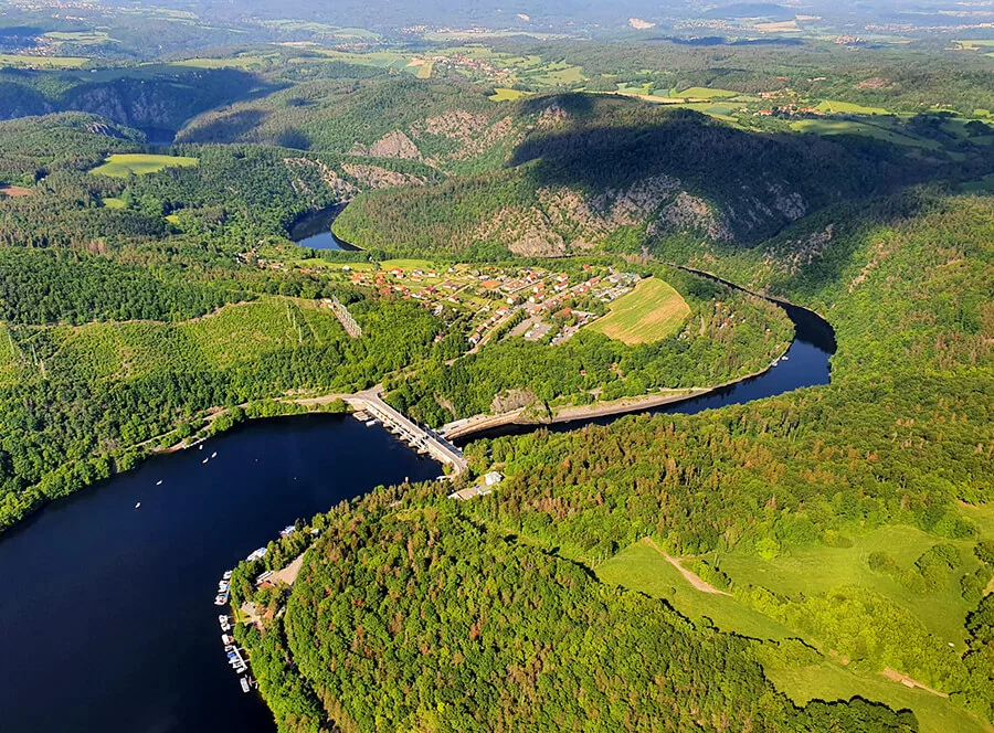 Vyhlídkový let nad Sázavou a meandry Vltavy