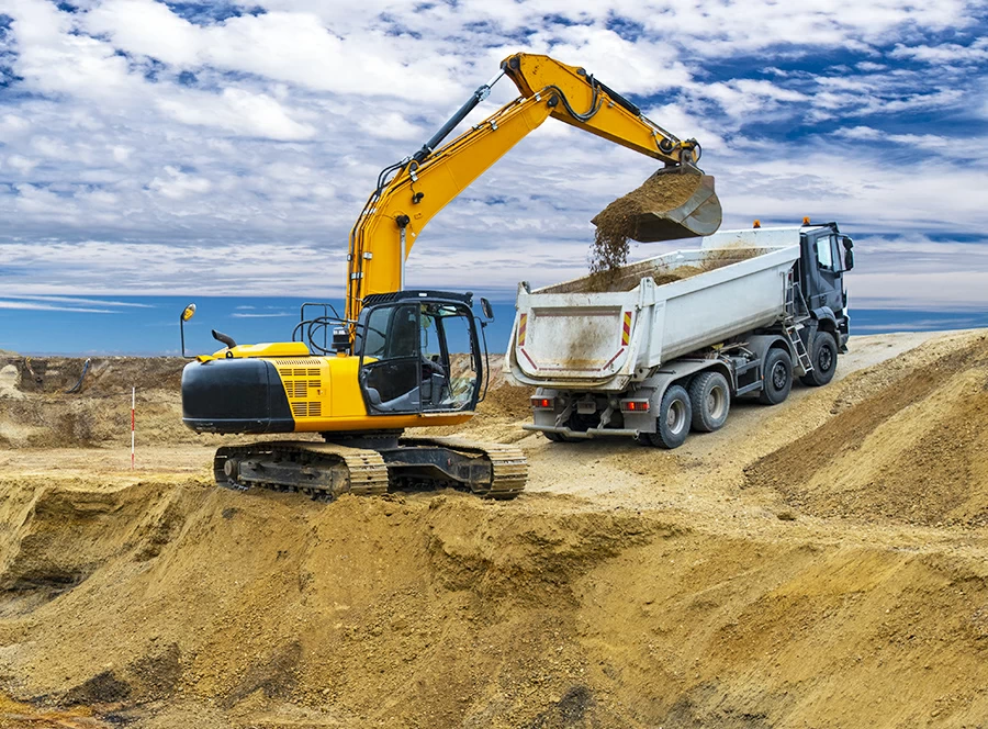 Práce s bagrem a Tatrou 815