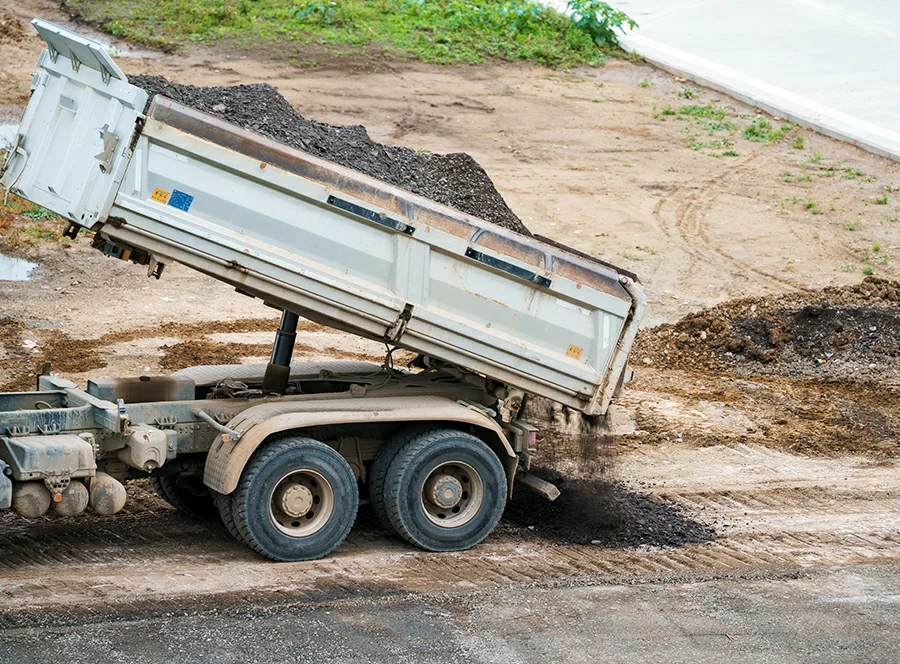 Práce s bagrem a Tatrou 815