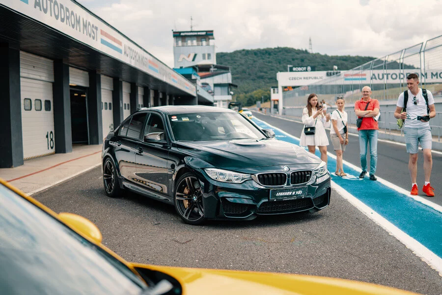 Zážitková jízda na závodním okruhu v BMW