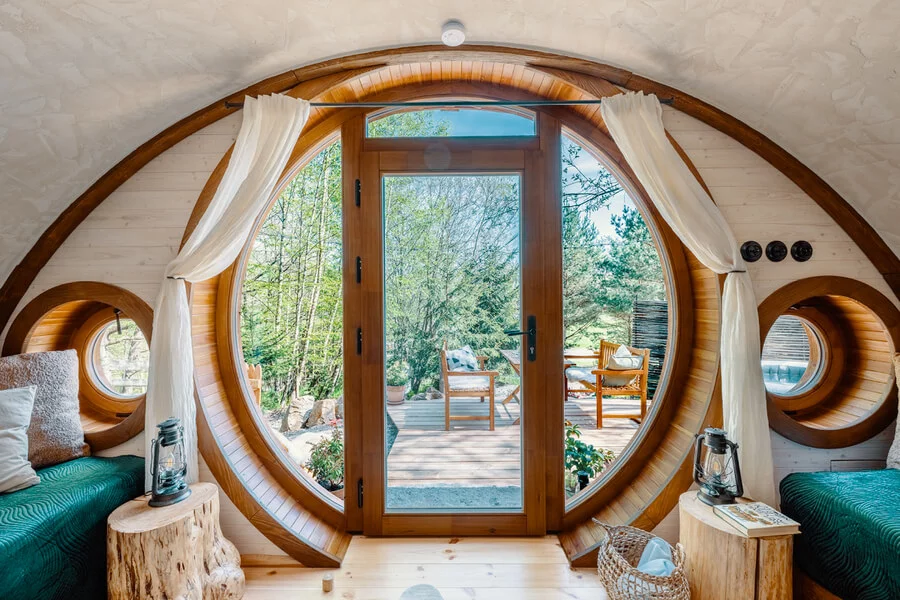 Glampingový pobyt v hobitím domku s vířivkou