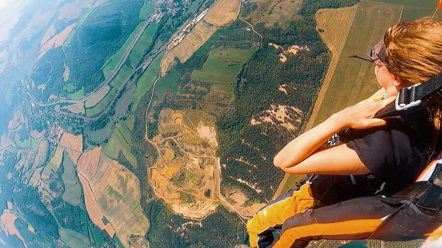 Tandemový seskok ze 3000 metrů v Mostě Tandemový seskok ze 3000 metrů v Mostě