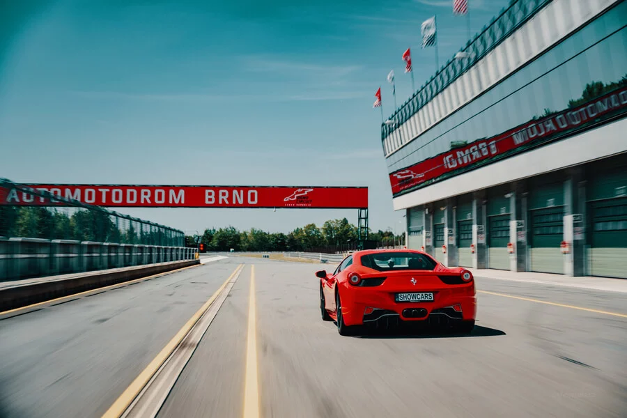 Jízda ve Ferrari 458 Italia na polygonu Brno - 2 kola