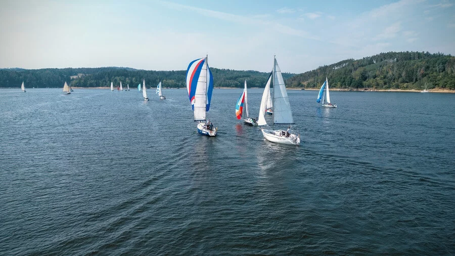 Den na plachetnici se školením jachtingu na Orlíku