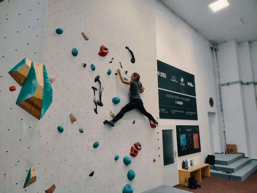 Kurz boulderingu na umělé stěně