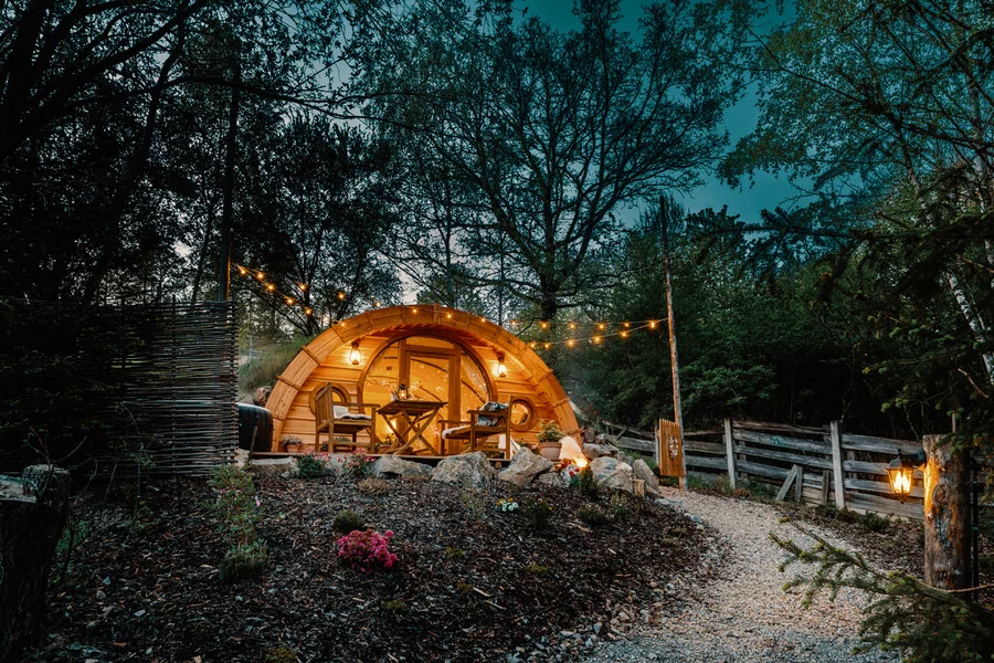 Glampingový pobyt v hobitím domku s vířivkou