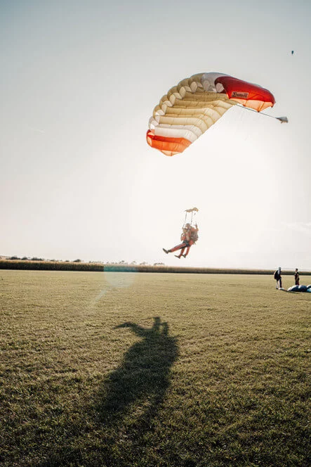 Tandemový seskok z výšky až 4200 m v Klatovech
