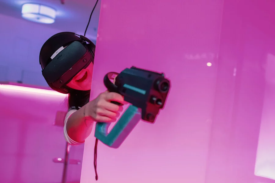 VR paintballová hra pro skupinu přátel