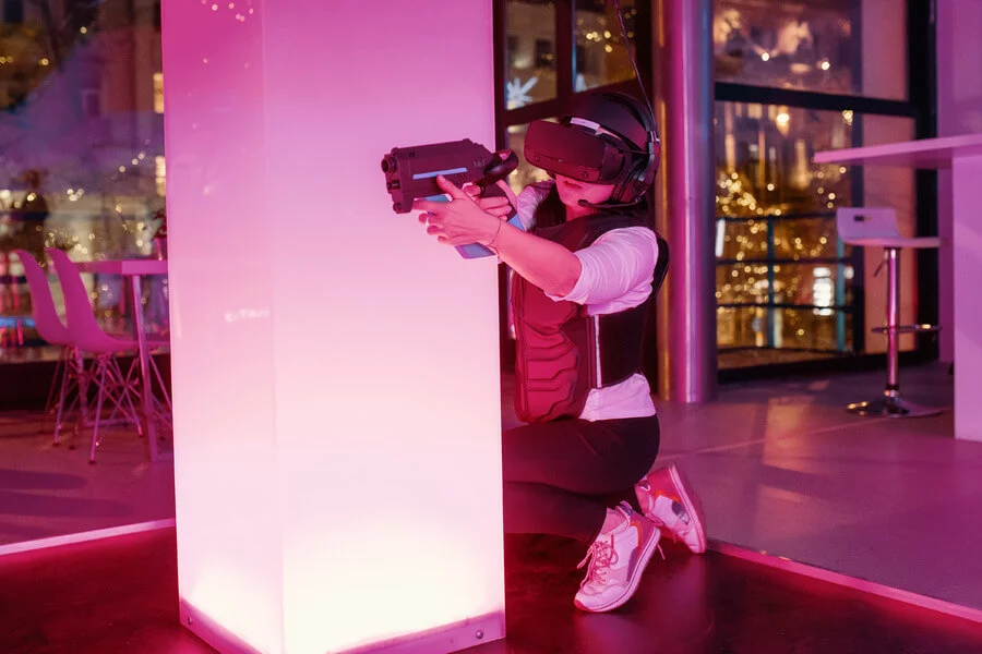 VR paintballová hra pro skupinu přátel
