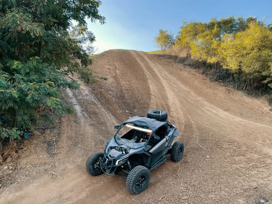 Řidičem dakarské buggy Can-Am Maverick