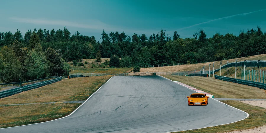 Jízda v Lamborghini nebo Ferrari na Masarykově okruhu