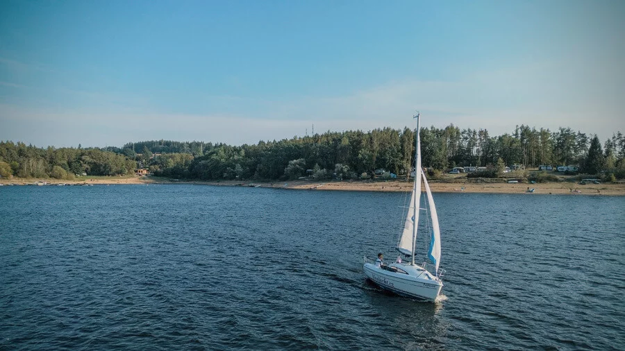 Den na plachetnici se školením jachtingu na Orlíku