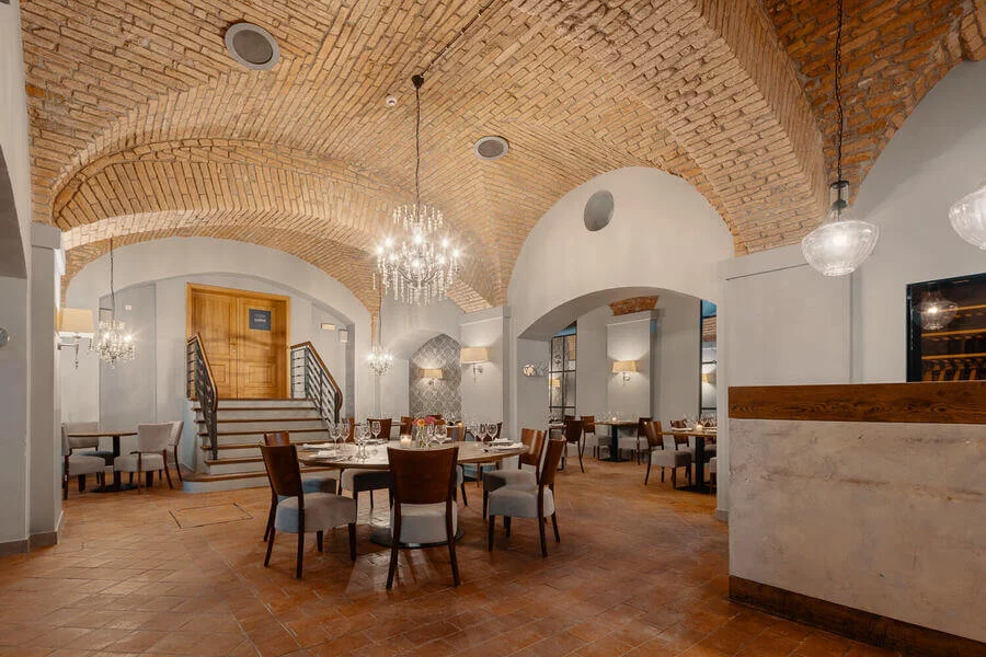 4chodové menu s neomezenou konzumací vína a piva na zámku Ctěnice