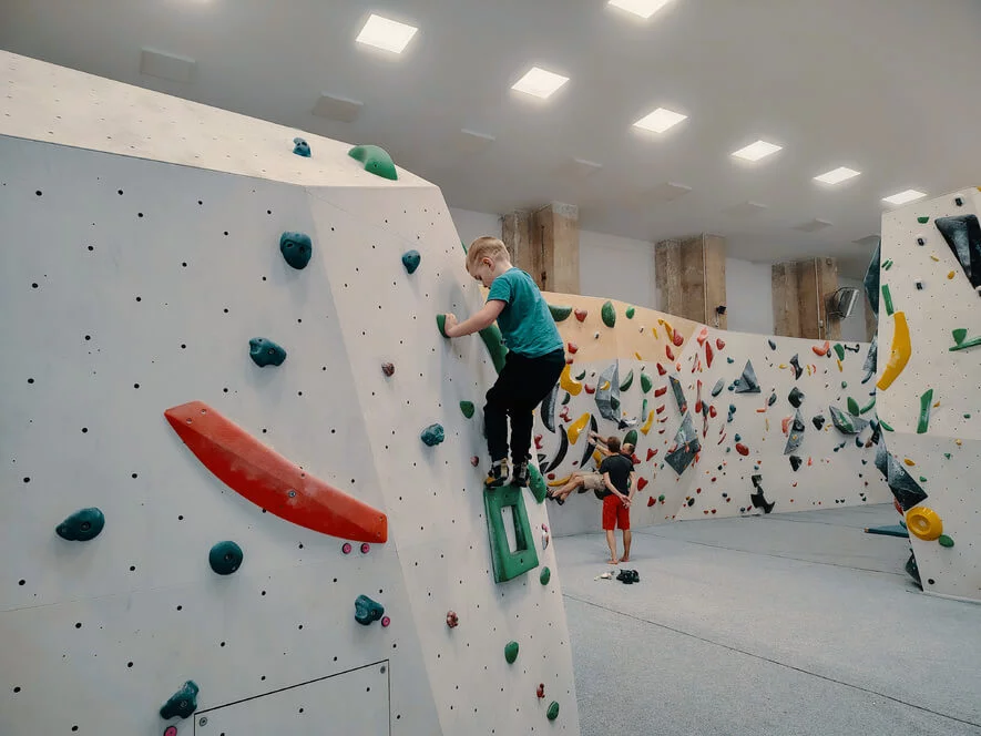 Kurz boulderingu na umělé stěně