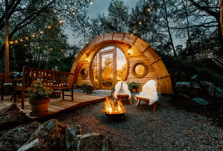 Glampingový pobyt v hobitím domku s vířivkou