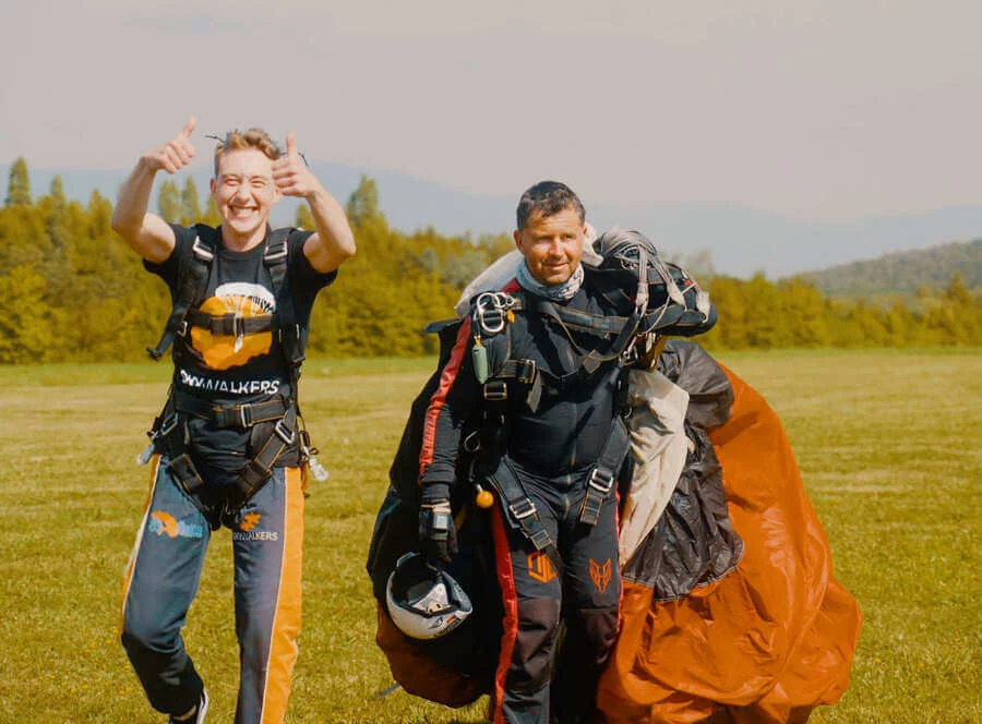 Tandemový seskok ze 3000 metrů v Mostě Tandemový seskok ze 3000 metrů v Mostě