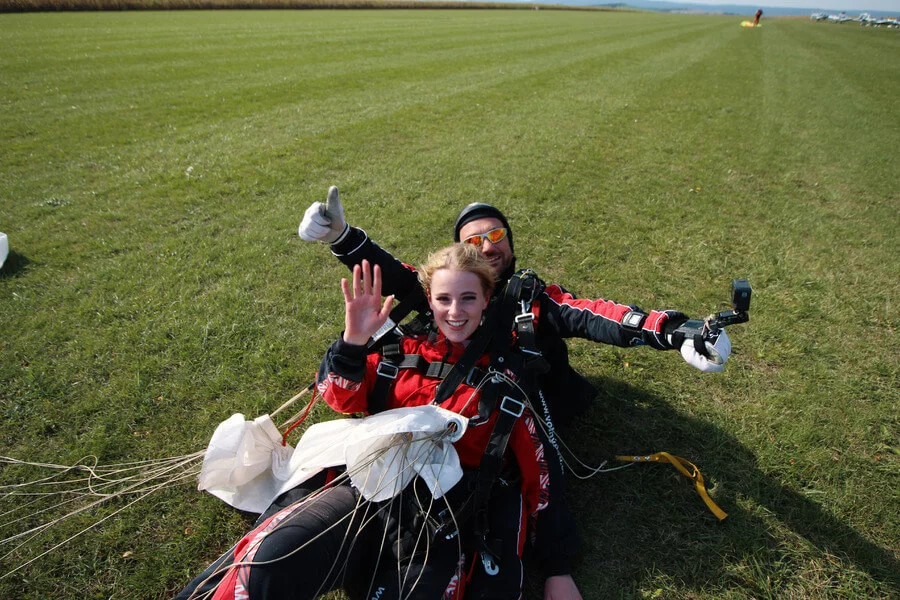 Tandemový seskok ze 3000 m v Kunovicích