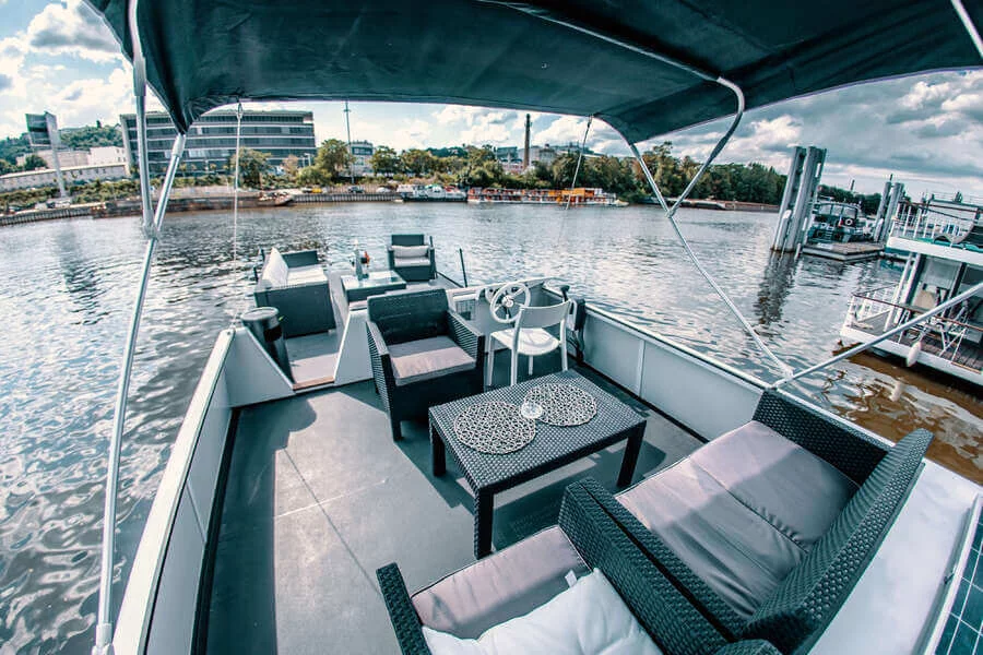 Oslava na Vltavě – pronájem lodi