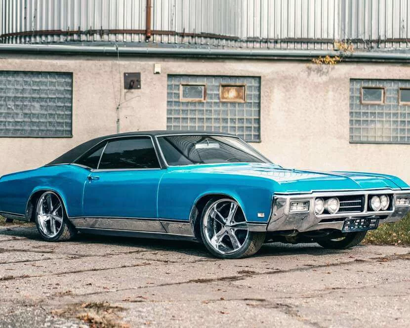 Pronájem amerického veteránu: Dodge Charger nebo Buick Riviera