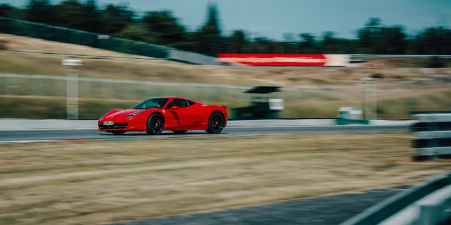 Jízda v Lamborghini nebo Ferrari na Masarykově okruhu