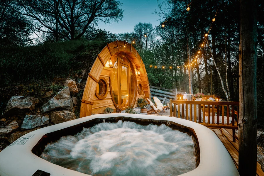 Glampingový pobyt v hobitím domku s vířivkou